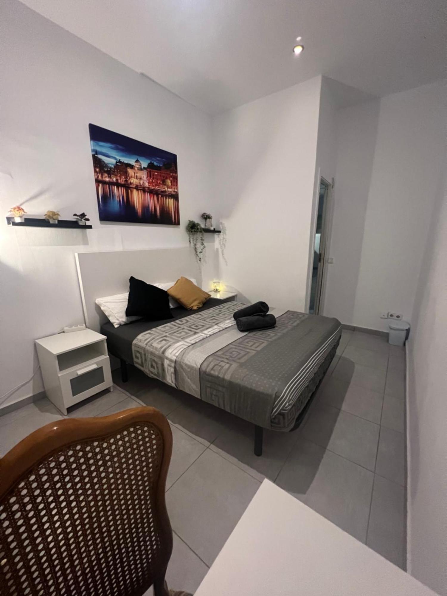 Rooms In Spacious Apartment In City Center Барселона Экстерьер фото