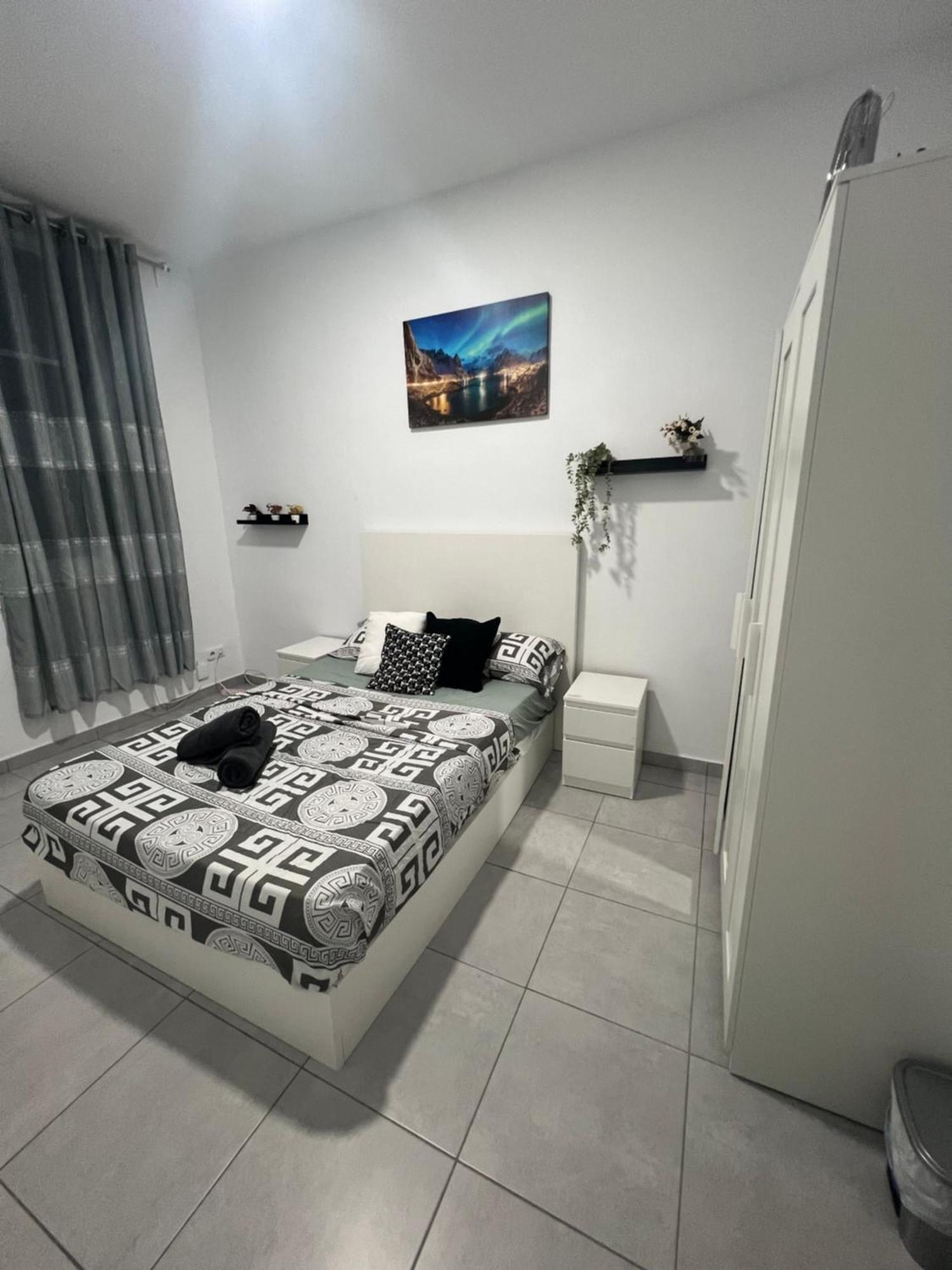 Rooms In Spacious Apartment In City Center Барселона Экстерьер фото