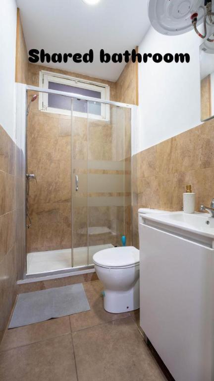Rooms In Spacious Apartment In City Center Барселона Экстерьер фото